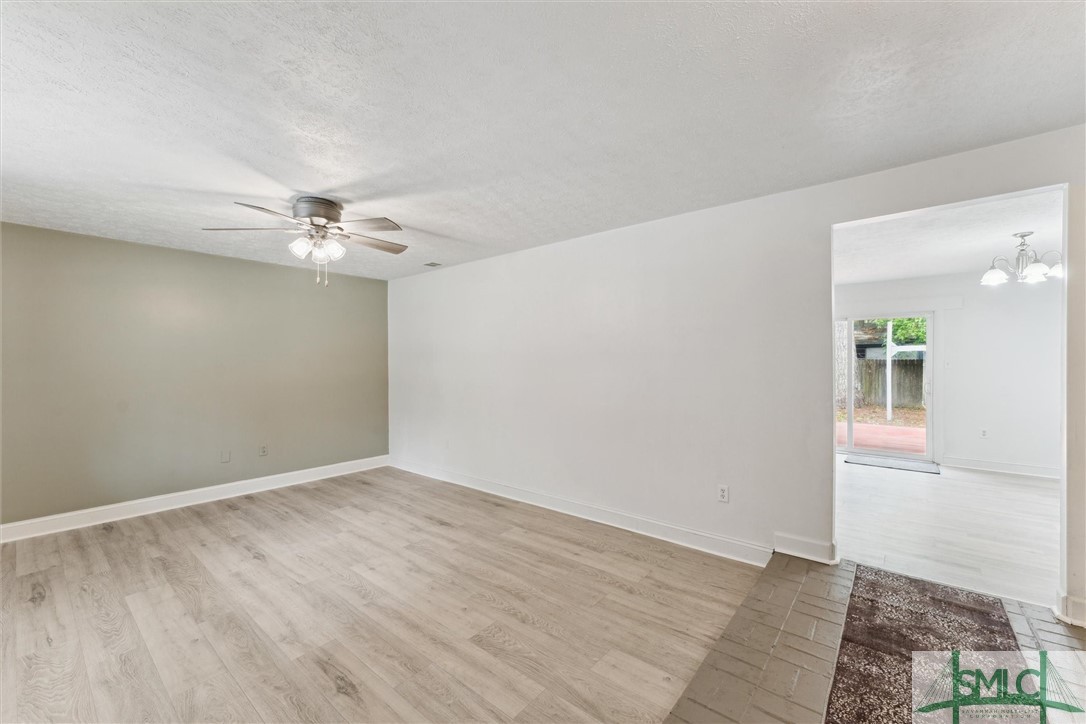 27 Davidson Avenue Savannah, GA 31419 - Photo 4 of 37 Livingroom