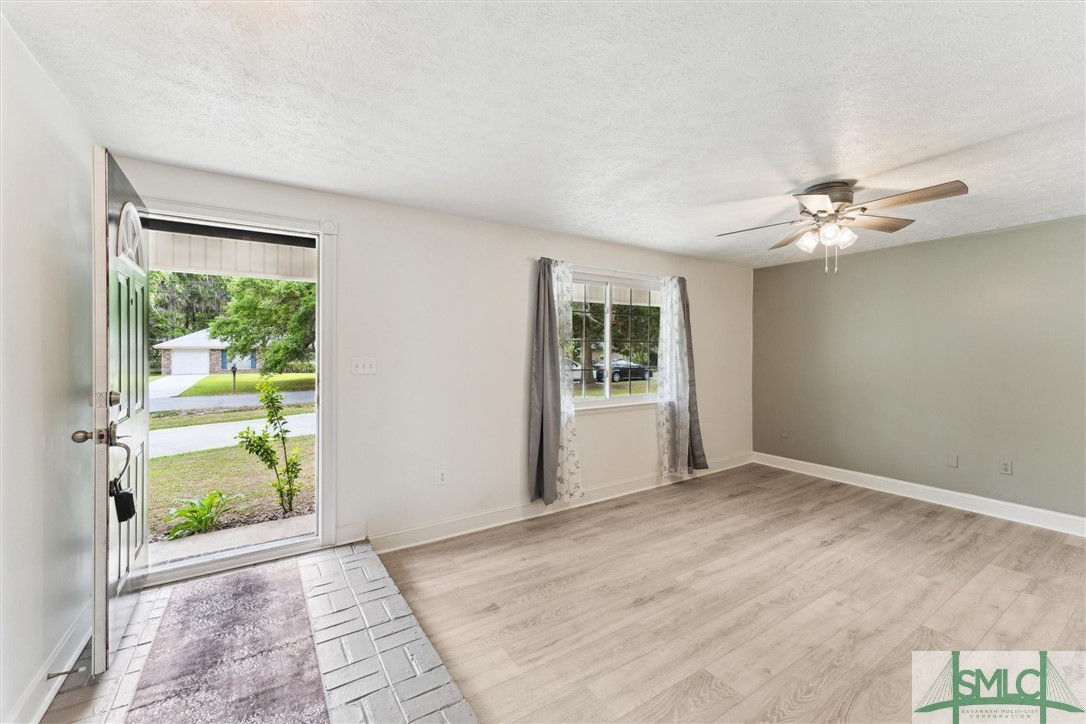 27 Davidson Avenue Savannah, GA 31419 - Photo 5 of 37 Livingroom