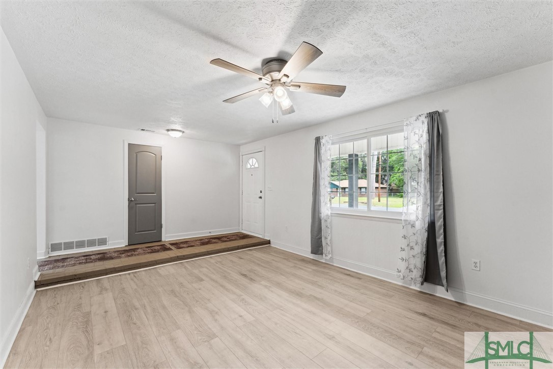 27 Davidson Avenue Savannah, GA 31419 - Photo 6 of 37 Livingroom