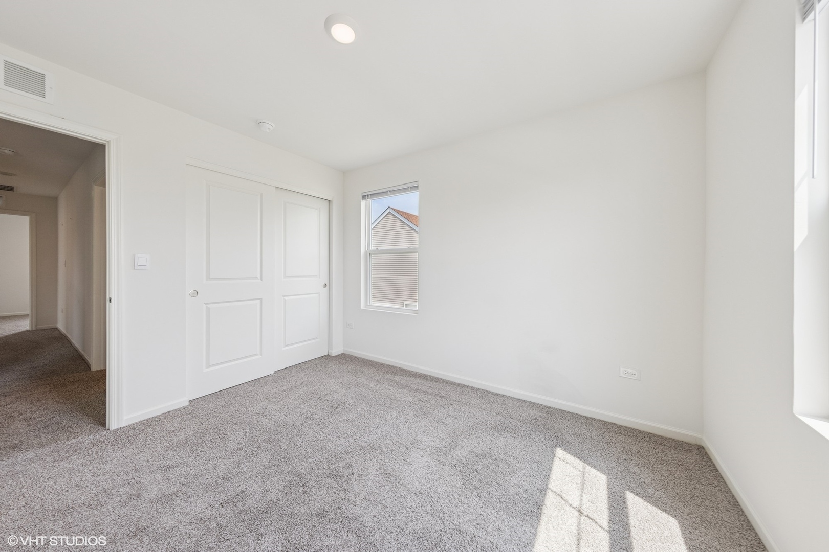 411 Stockton Drive Joliet, IL 60421 - Photo 15 of 29 an empty room with a natural light