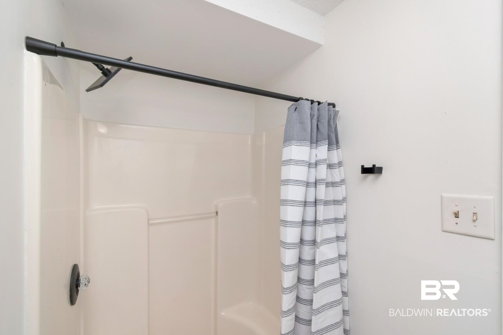 115 Pineridge Road Daphne, AL 36526 - Photo 19 of 34 Full bath with curtained shower