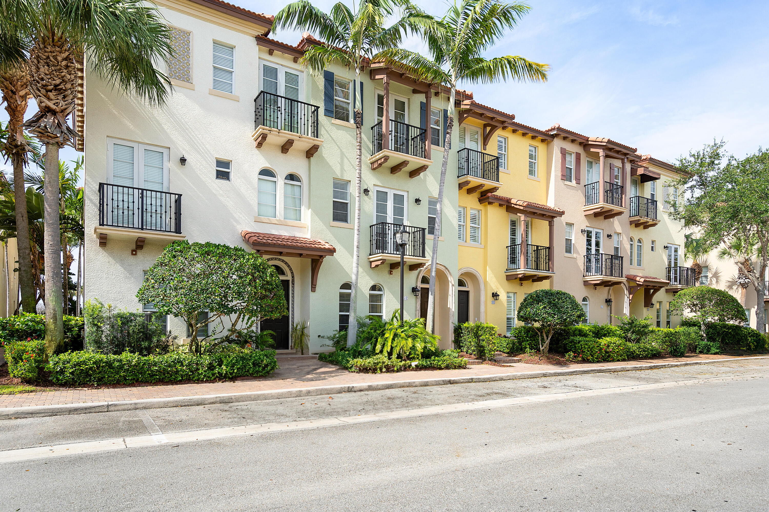 31 Via Floresta Drive Boca Raton, FL 33487 - Photo 3 of 59 002-31ViaFlorestaDrive-BocaRaton-FL-3348