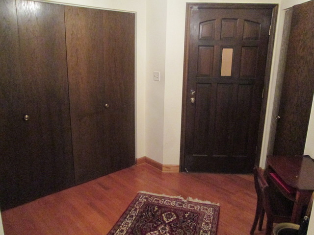 75 Boardwalk Place, Unit 101 Park Ridge, IL 60068 - Photo 3 of 16 a bedroom with a bed and a mirror