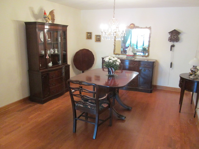 75 Boardwalk Place, Unit 101 Park Ridge, IL 60068 - Photo 4 of 16 a dining room with furniture and window