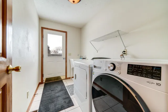 a view of livingroom with washer and dryer