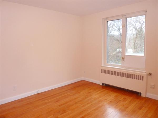 150 Beaconsfield Road, Unit 5 Brookline, MA 02445 - Photo 5 of 7 an empty room with a window