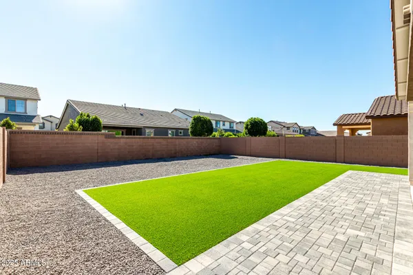 a view of a back yard