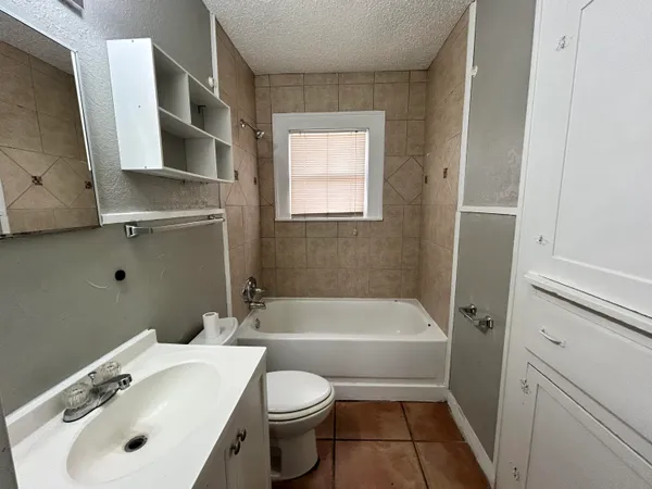 $1,200 | 2124 20th Street, Lubbock, TX 79411