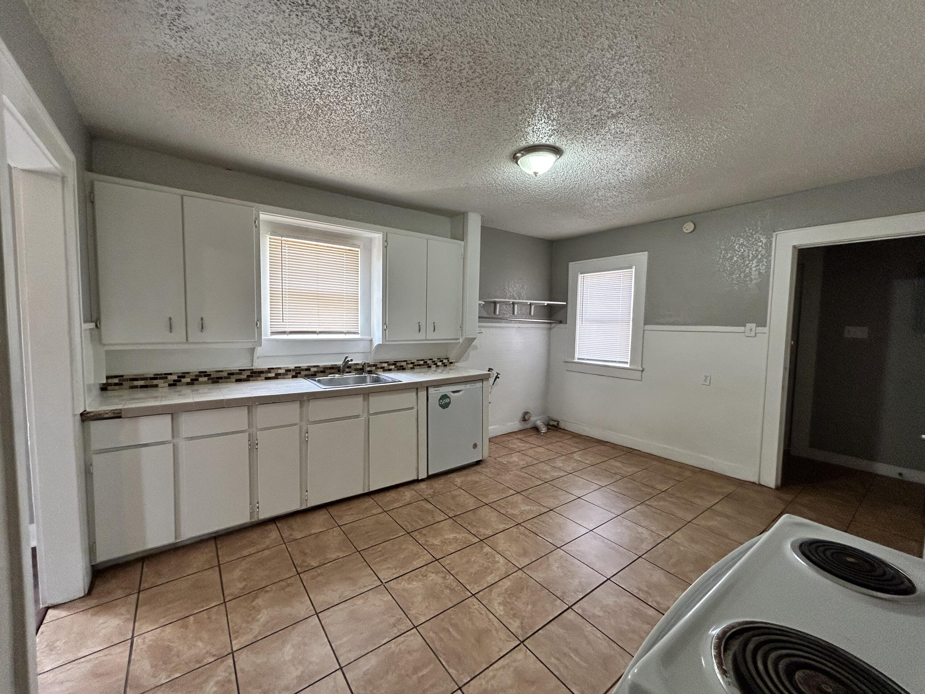 2124 20th Street Lubbock, TX 79411 - Photo 4 of 15 IMG_8814