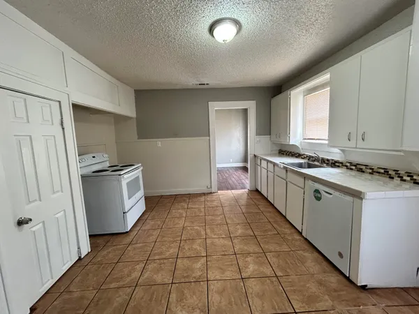 $1,200 | 2124 20th Street, Lubbock, TX 79411