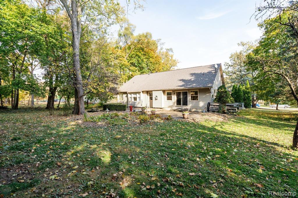 2626 Hickory Lawn Road Rochester Hills, MI 48307 - Photo 38 of 44