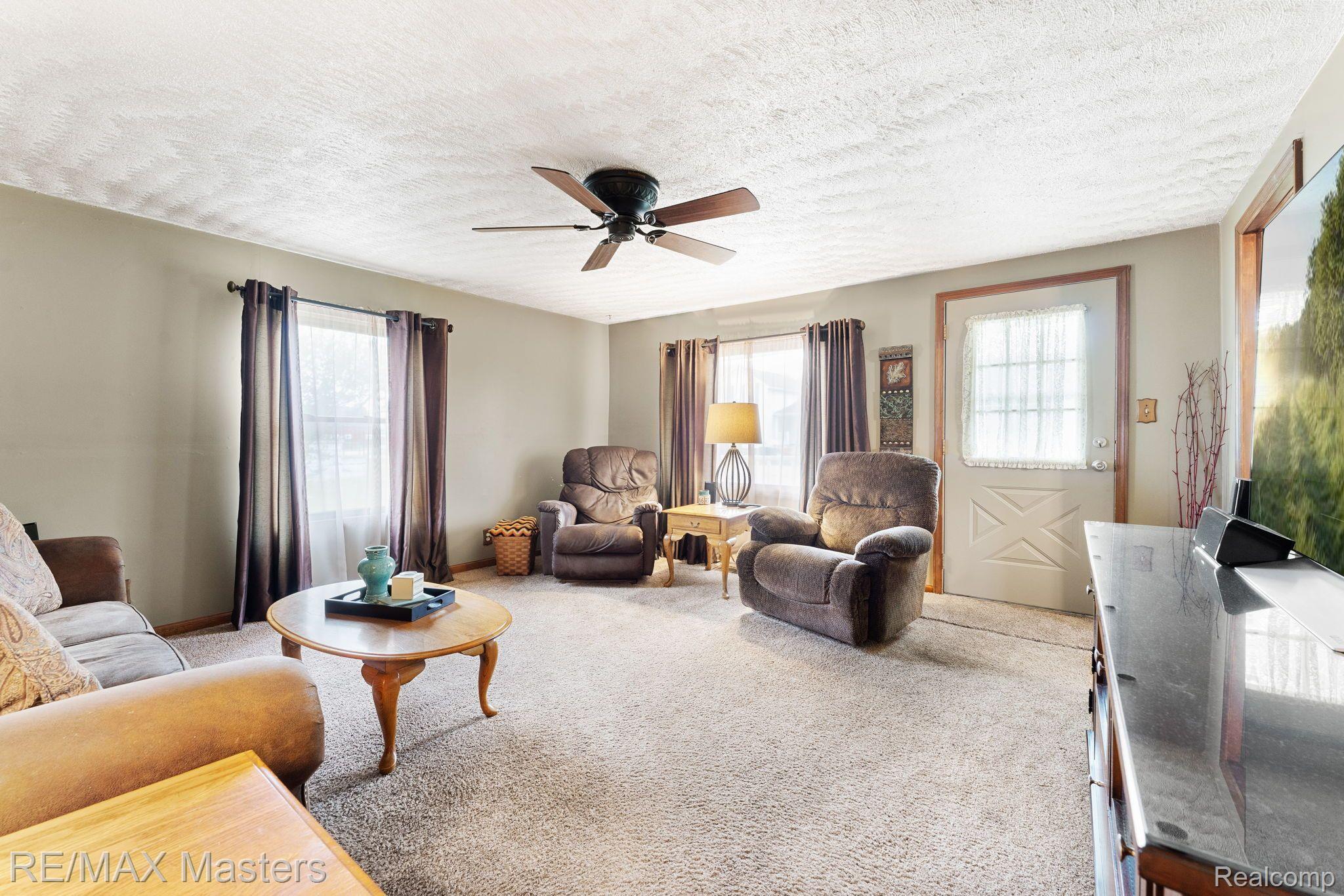 36540 Bismark Road New Boston, MI 48164 - Photo 3 of 25 Living Room