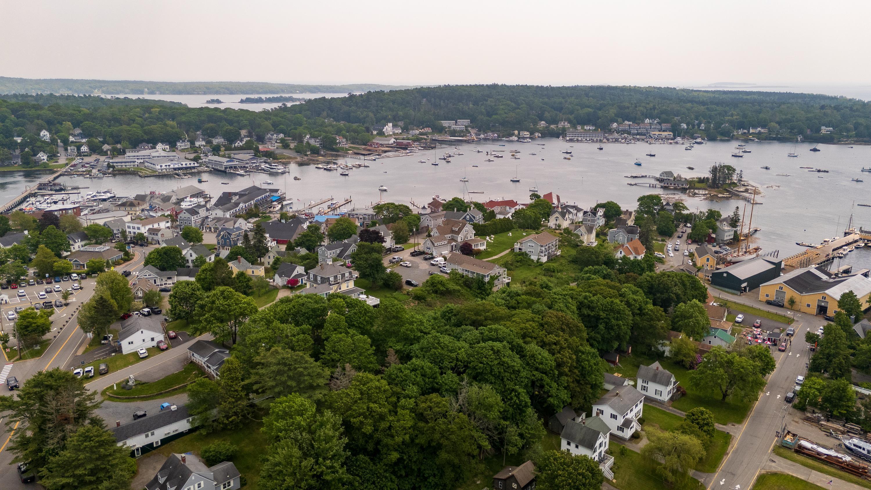 26 Sea Street Boothbay Harbor, ME 04538 - Photo 5 of 34 Minutes walk to town