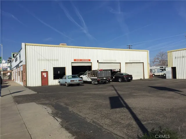 a view of a parking area