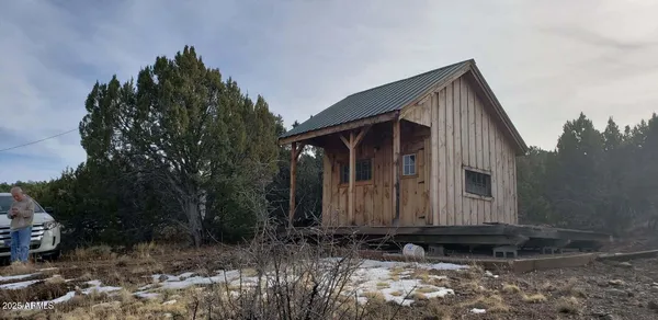 a view of a house with backyard