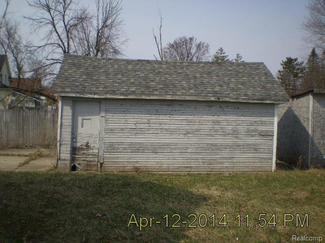 265 South Elba Road Lapeer, MI 48446 - Photo 7 of 7 10_68_1068139_Subject_Garage.jpg