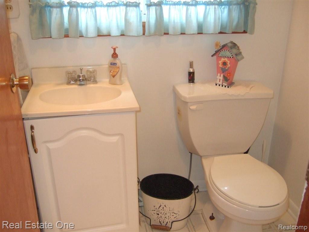 2377 Oklahoma Avenue Rochester, MI 48309 - Photo 4 of 15 024.JPG