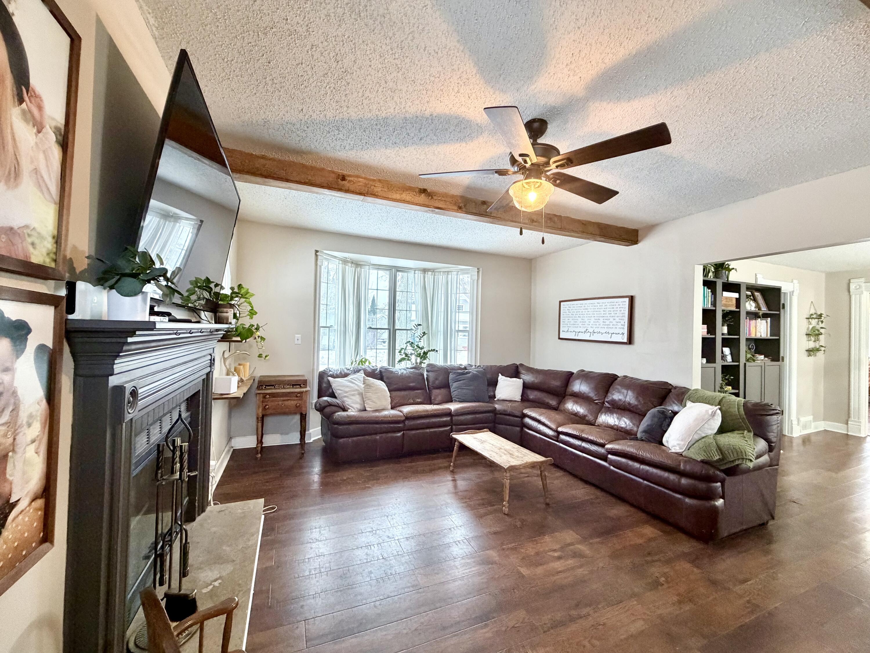 253 14th Street Winona, MN 55987 - Photo 22 of 30 22 living room