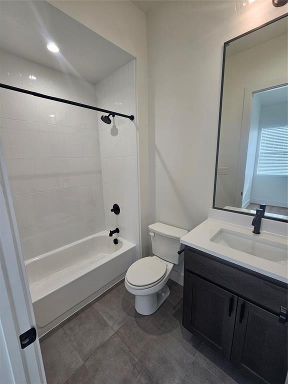 2139 Mail Avenue, Unit 101 Dallas, TX 75235 - Photo 16 of 21 a bathroom with a sink a toilet and a bathtub