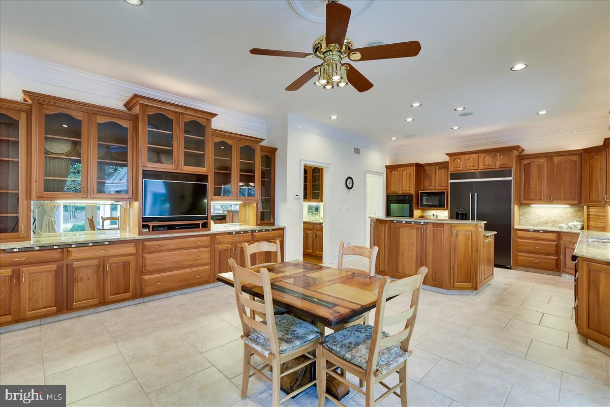 40887 Robin Circle Leesburg, VA 20175 - Photo 15 of 100 Huge kitchen with custom cherry cabinetry