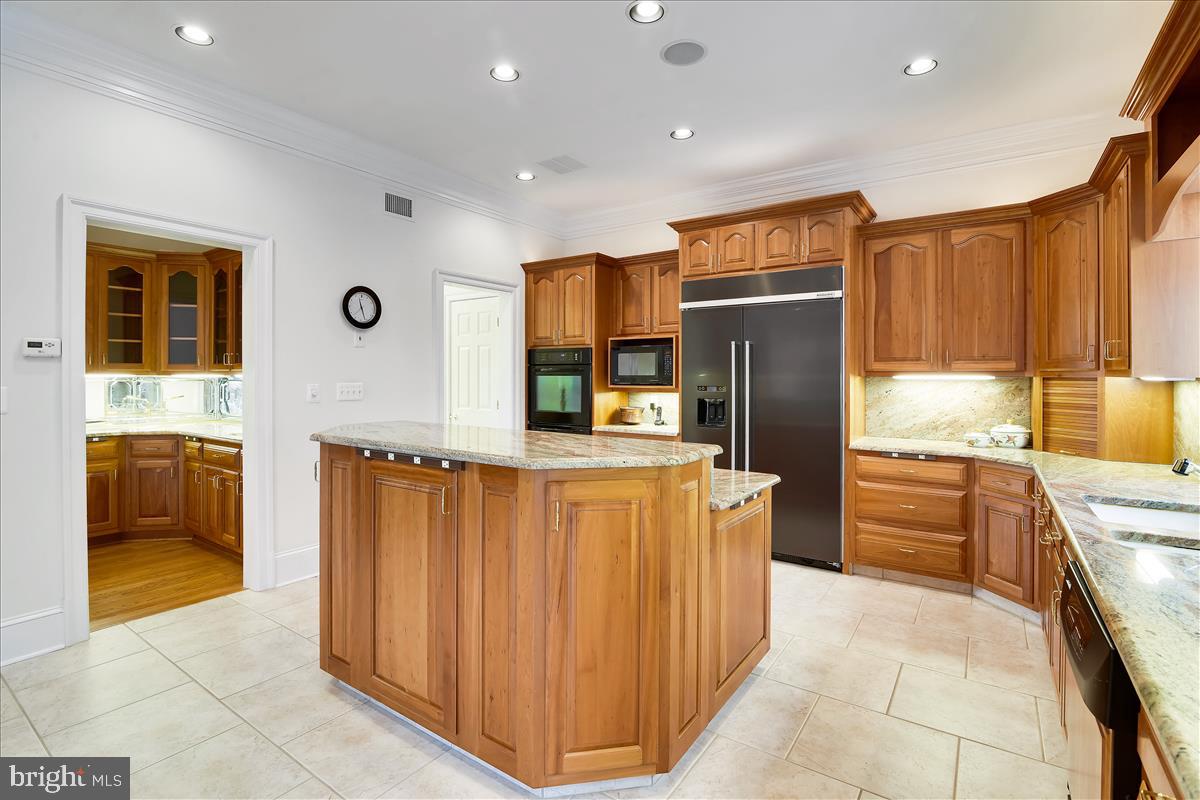 40887 Robin Circle Leesburg, VA 20175 - Photo 18 of 100 Butler's pantry between kitchen and dining room
