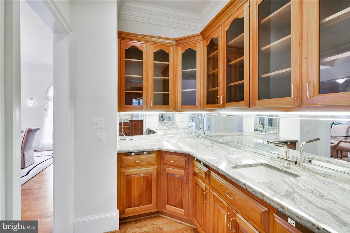 40887 Robin Circle Leesburg, VA 20175 - Photo 21 of 100 Butler's pantry with glass cabinetry, sink