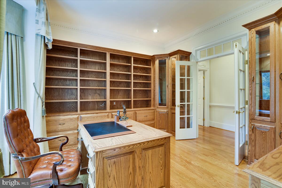 40887 Robin Circle Leesburg, VA 20175 - Photo 23 of 100 Custom oak built in bookcases and desk (conveys)