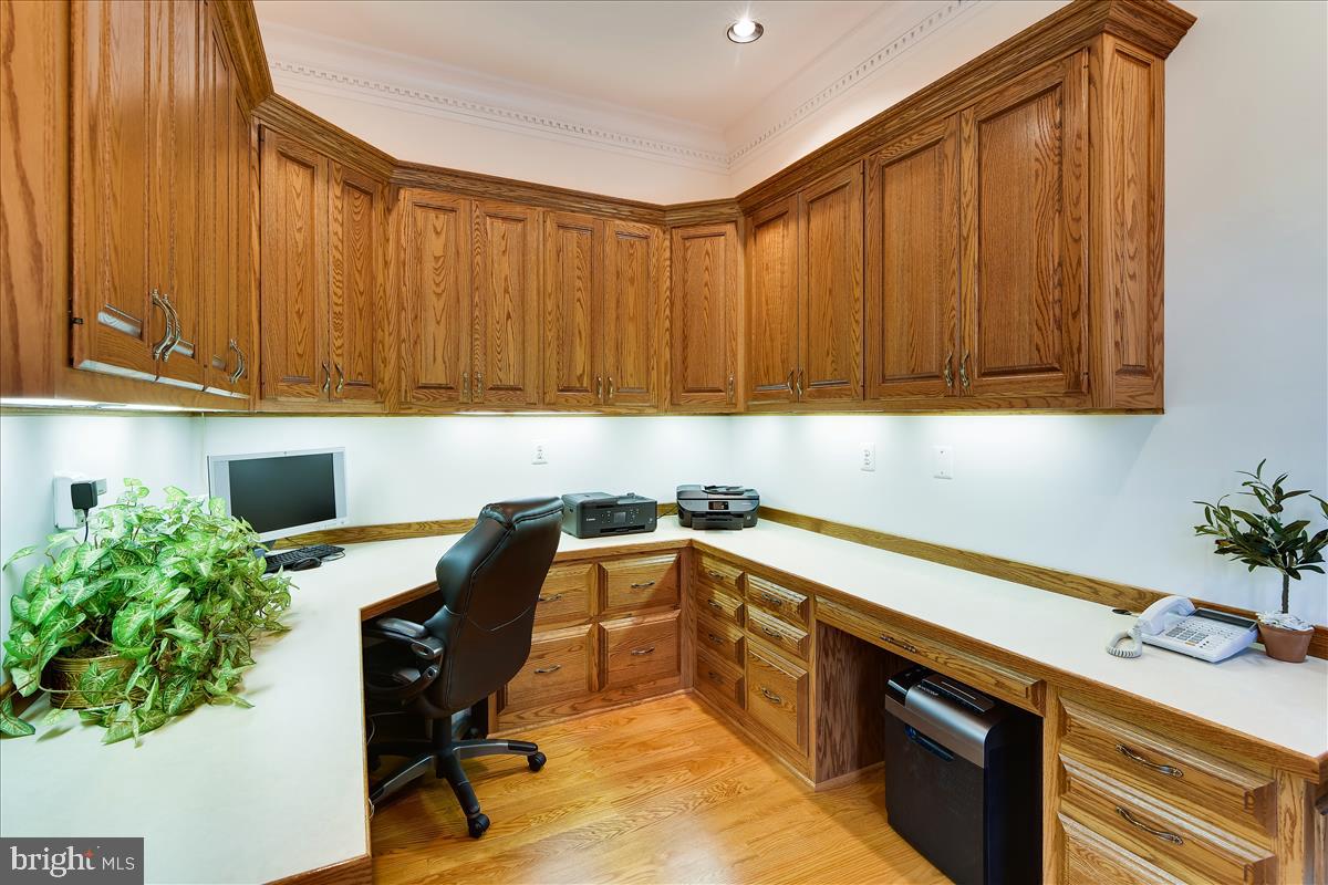 40887 Robin Circle Leesburg, VA 20175 - Photo 24 of 100 2nd office with built in cabinetry