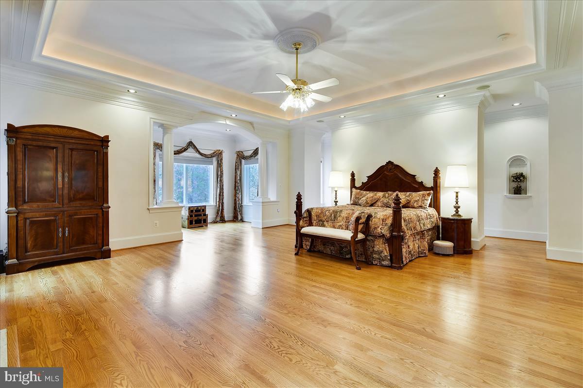 40887 Robin Circle Leesburg, VA 20175 - Photo 26 of 100 One of two owners' suites; this one on main level