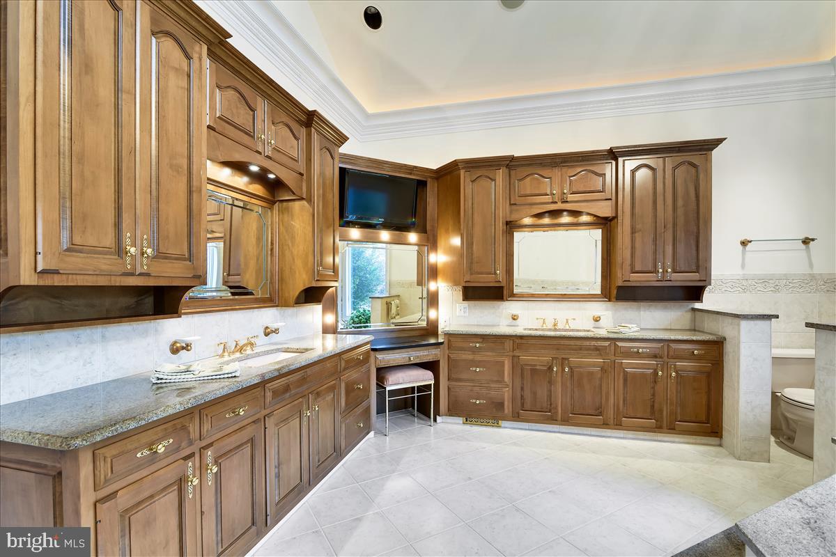 40887 Robin Circle Leesburg, VA 20175 - Photo 32 of 100 Dual vanities, custom cabinetry, granite counters