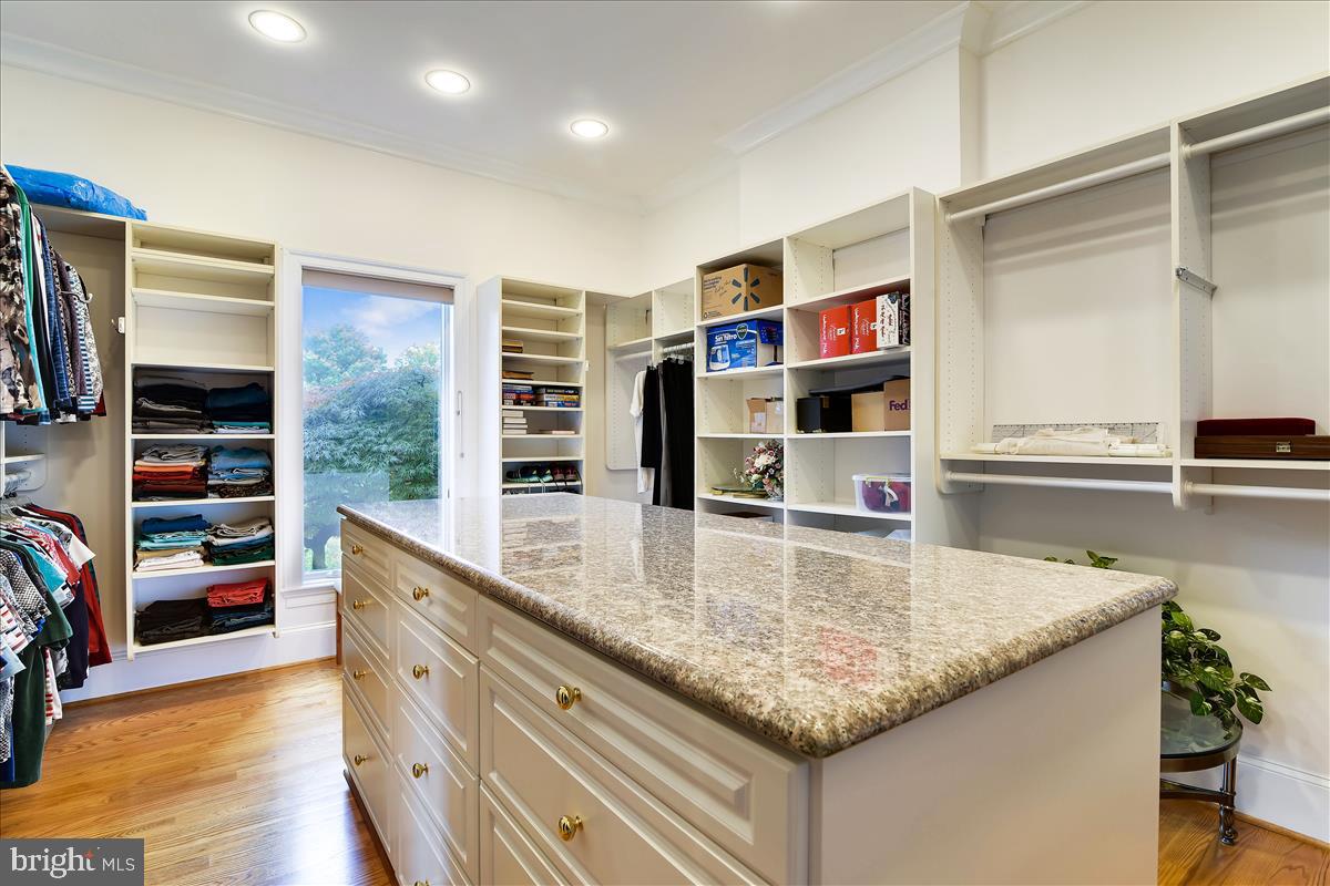 40887 Robin Circle Leesburg, VA 20175 - Photo 34 of 100 Amazing walk in closet with granite island