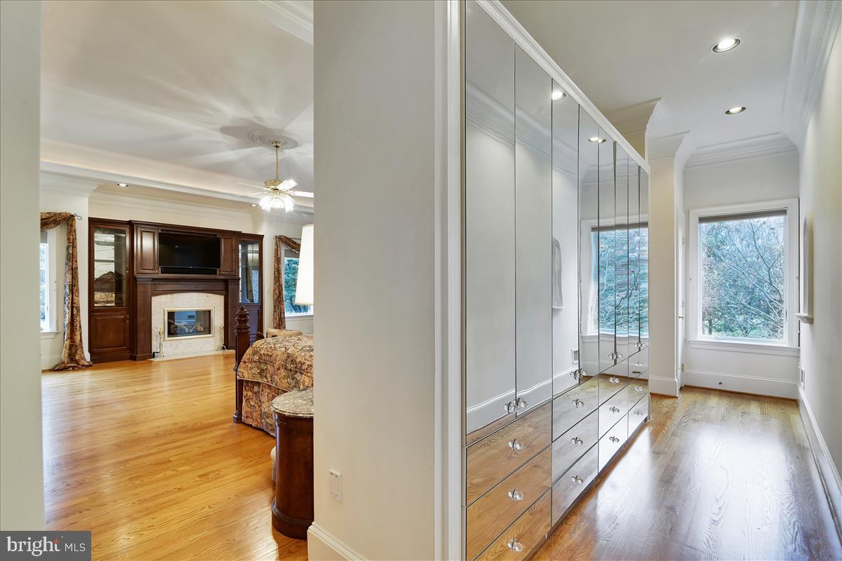 40887 Robin Circle Leesburg, VA 20175 - Photo 35 of 100 Tons of built-in drawers, shelves