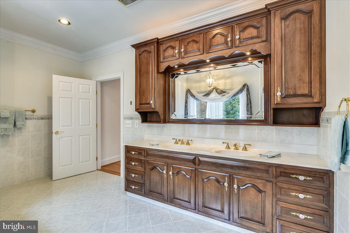 40887 Robin Circle Leesburg, VA 20175 - Photo 48 of 100 Dual vanities in 2nd owners' bath