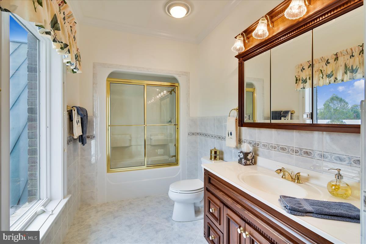 40887 Robin Circle Leesburg, VA 20175 - Photo 51 of 100 Ensuite bath for bedroom 3