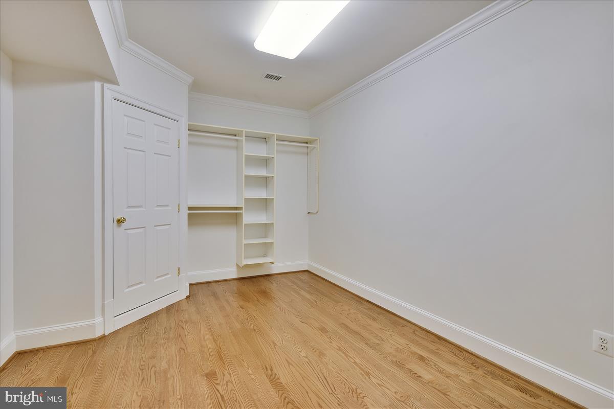 40887 Robin Circle Leesburg, VA 20175 - Photo 54 of 100 Walk in closet