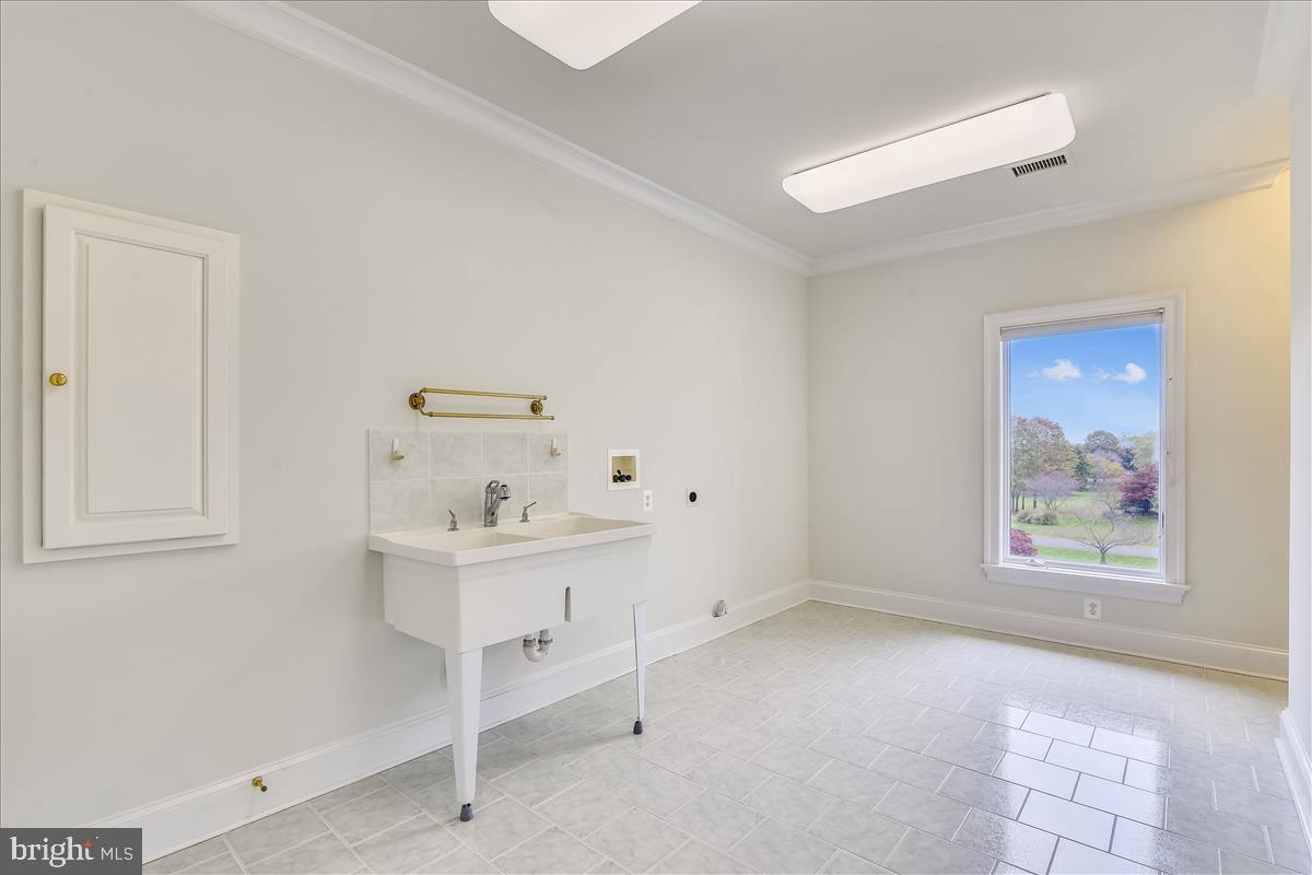 40887 Robin Circle Leesburg, VA 20175 - Photo 55 of 100 Upper level laundry room with sink