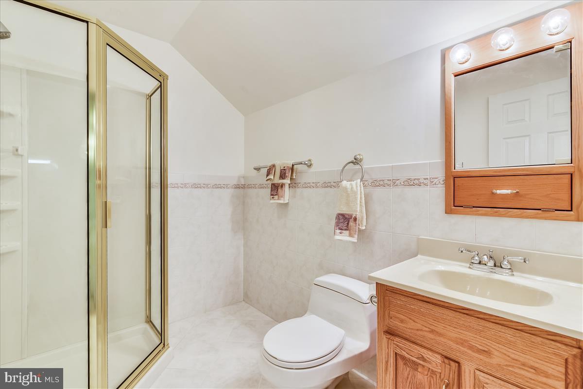 40887 Robin Circle Leesburg, VA 20175 - Photo 60 of 100 Ensuite full bath (#5) on 3rd level