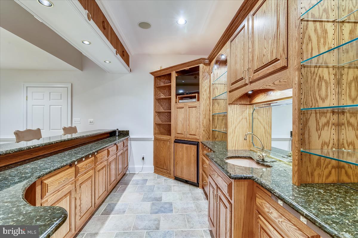 40887 Robin Circle Leesburg, VA 20175 - Photo 64 of 100 Granite counters, bar fridge w ice maker