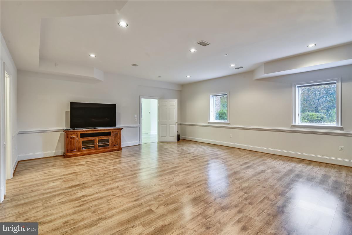 40887 Robin Circle Leesburg, VA 20175 - Photo 71 of 100 Windows and recessed lighting