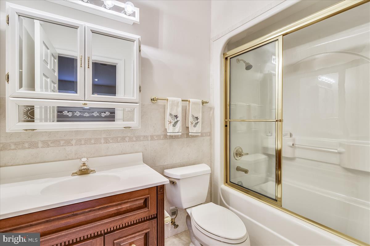 40887 Robin Circle Leesburg, VA 20175 - Photo 72 of 100 Lower level ensuite full bath (#6)