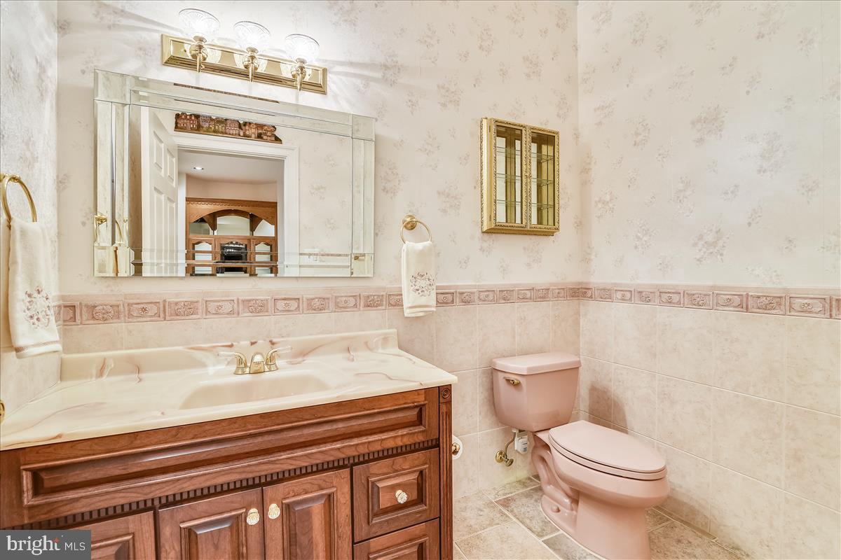 40887 Robin Circle Leesburg, VA 20175 - Photo 73 of 100 Lower level powder room (#3)