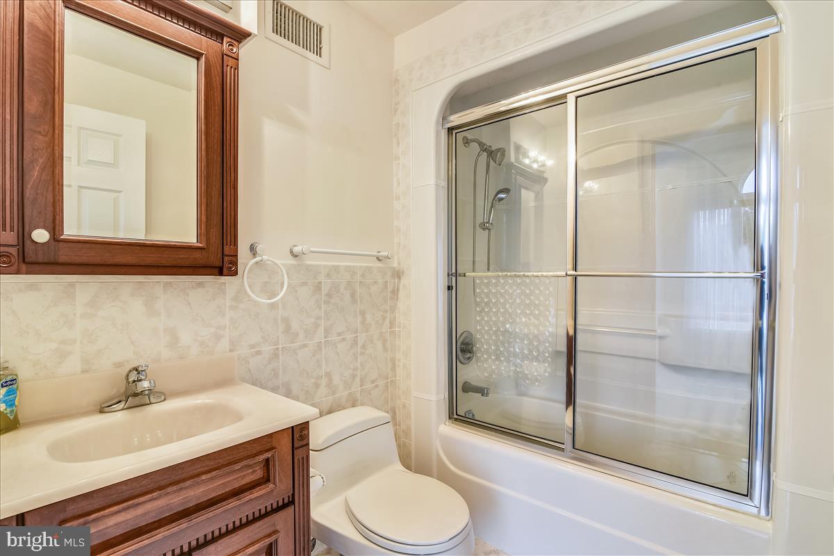 40887 Robin Circle Leesburg, VA 20175 - Photo 78 of 100 Over garage ensuite full bath (#7)