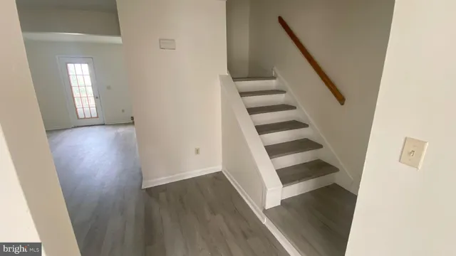 wooden floor in an empty room with wooden floor and entryway