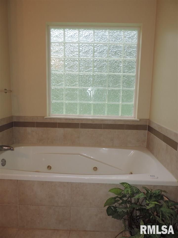 16526 VFW Road Pekin, IL 61554 - Photo 17 of 36