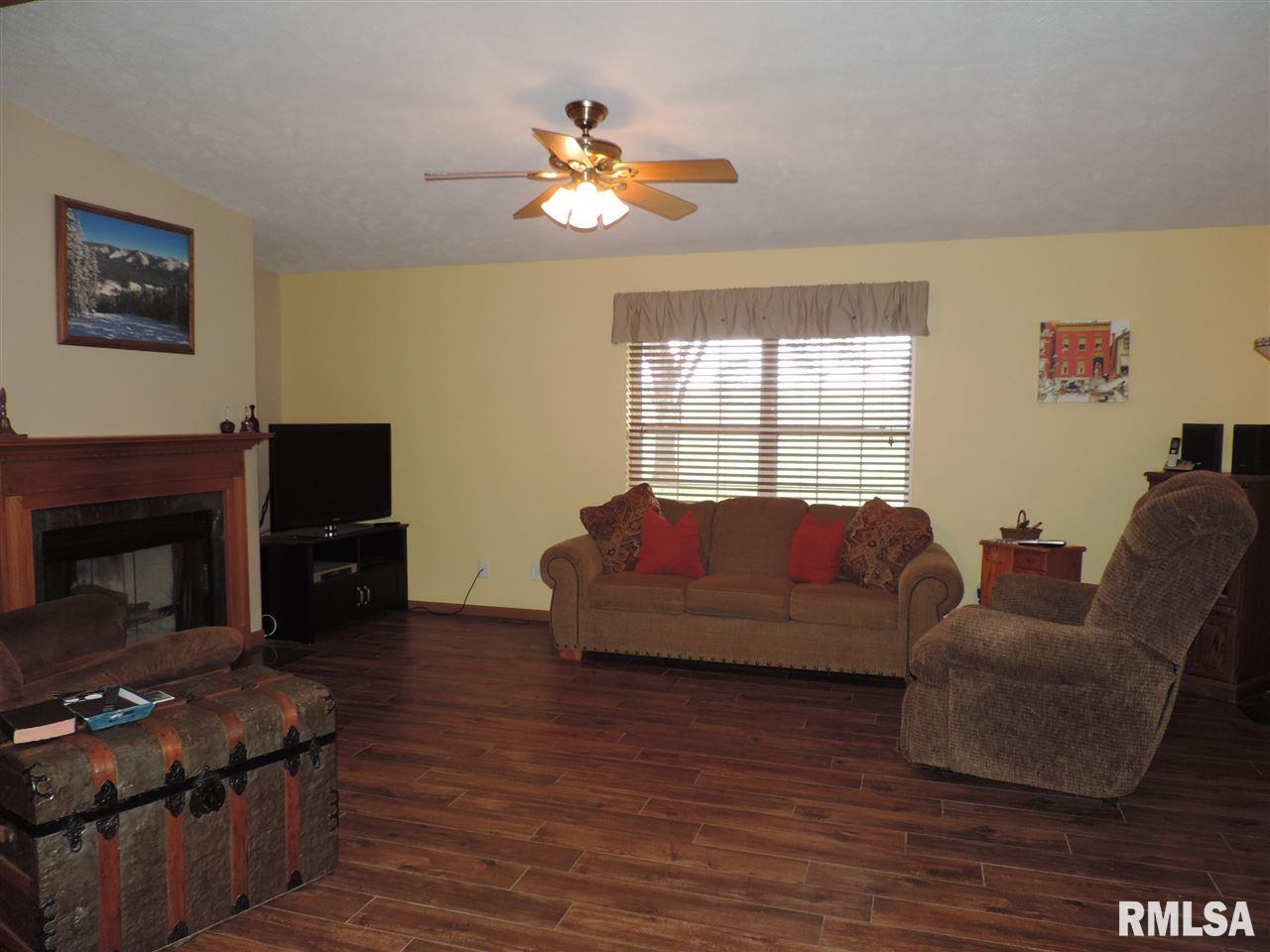 16526 VFW Road Pekin, IL 61554 - Photo 7 of 36