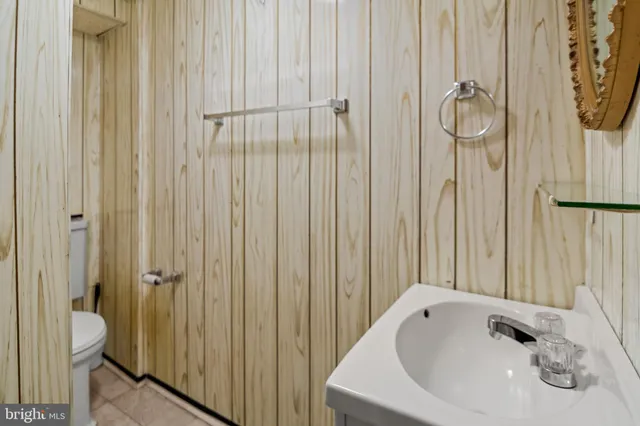 a room with a washing machine