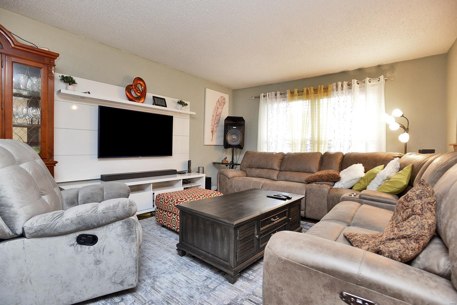 8629 MacKenzie Road St. Louis, MO 63123 - Photo 3 of 32 Gallery Image 3