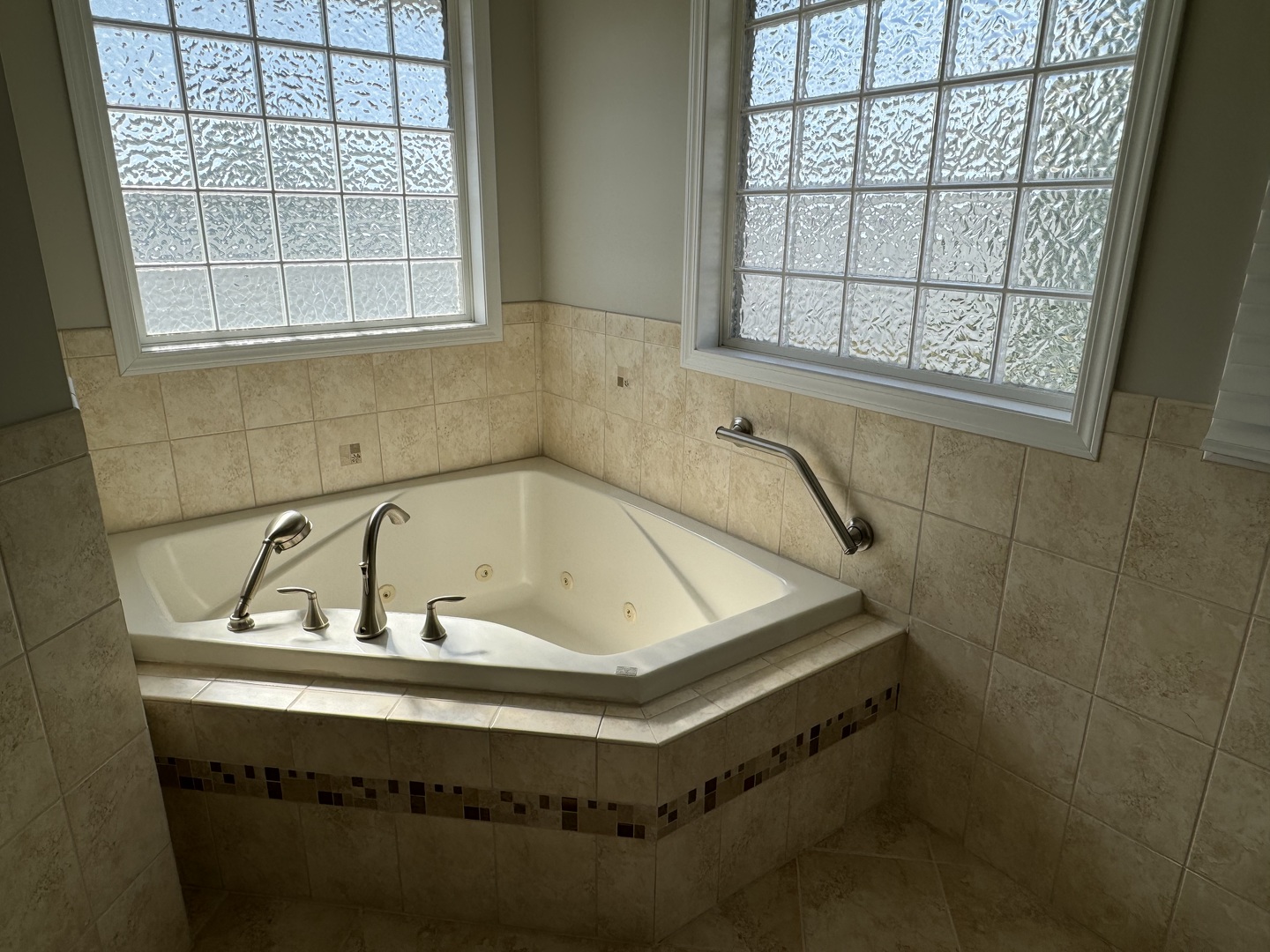 453 East Kay Street Herscher, IL 60941 - Photo 27 of 54 a bath tub sitting next to a window