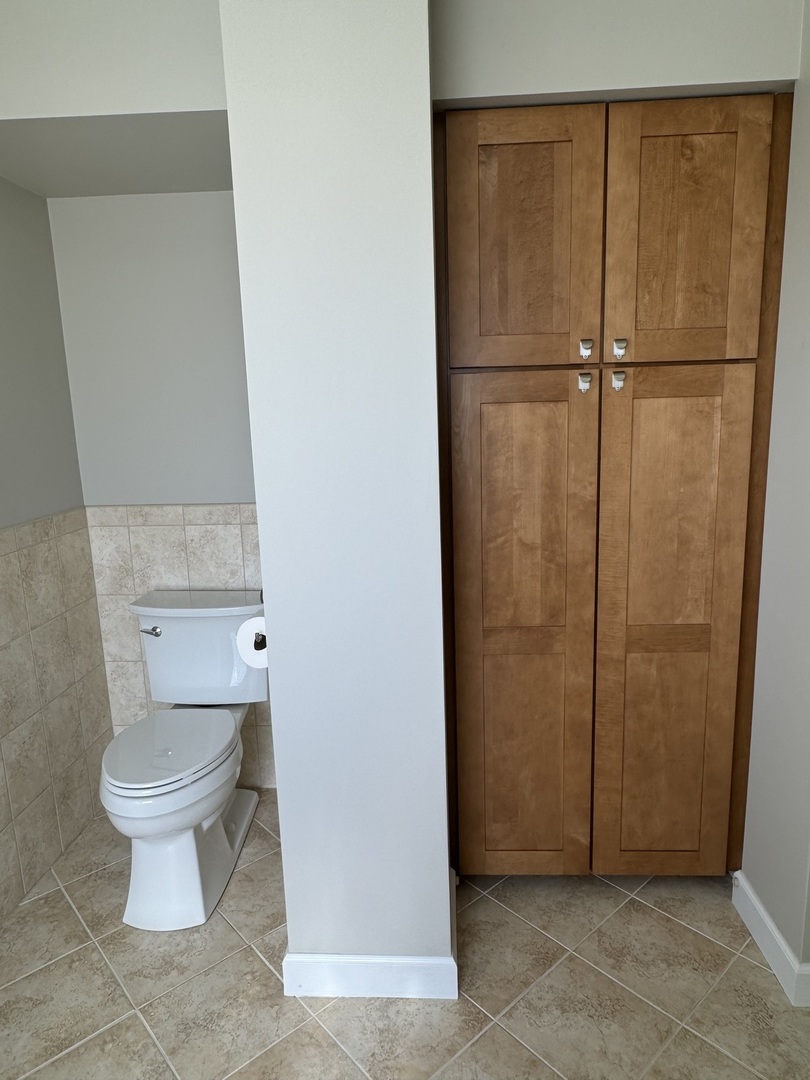 453 East Kay Street Herscher, IL 60941 - Photo 28 of 54 a bathroom with a toilet and a shower