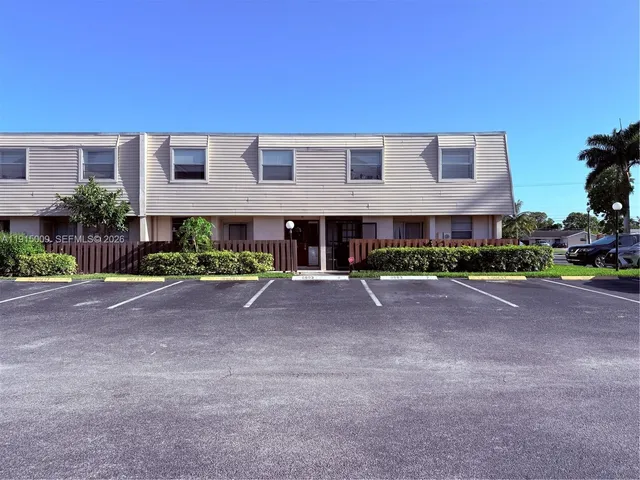 a view of an house with backyard and street